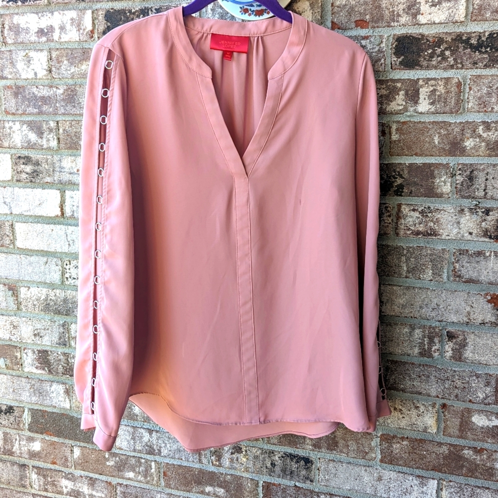 JENNIFER LOPEZ DUSTY ROSE BLOUSE. SIZE M.